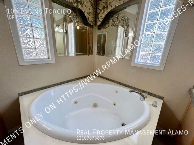 Building Photo - 105 Encino Torcido