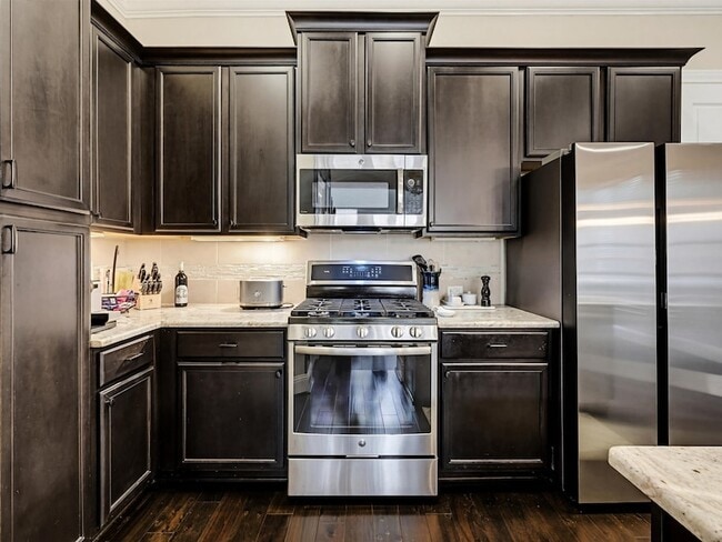 Building Photo - 8418 Oak Leaf Point Dr