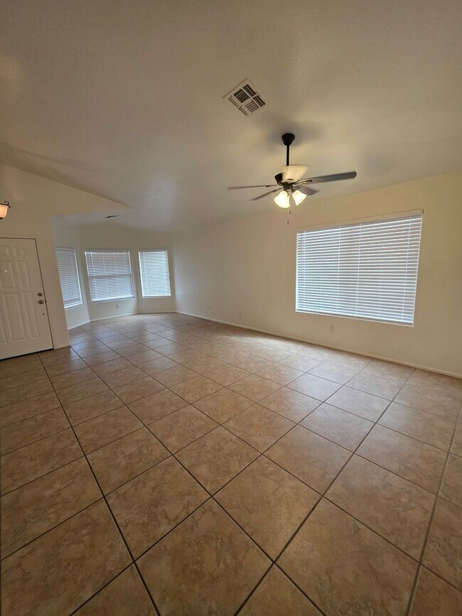 Building Photo - Single Story Large 4 bedroom- Maricopa