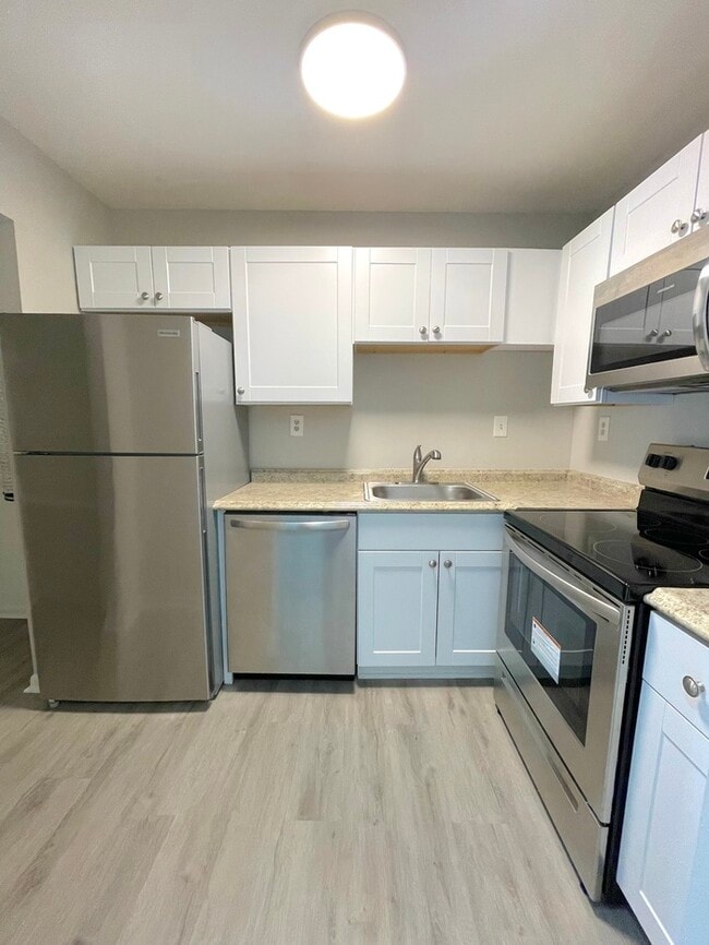 Building Photo - UPDATED 2BED/1BATH TOWNHOME IN TOWN CENTER...
