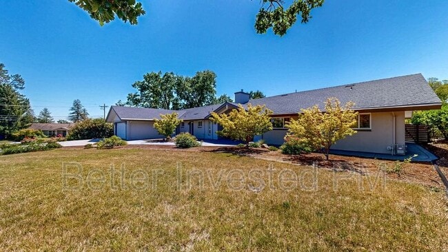 Building Photo - 475 Country Club Dr