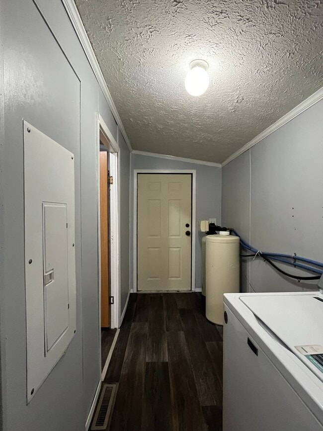 Building Photo - 3 Bedroom Home