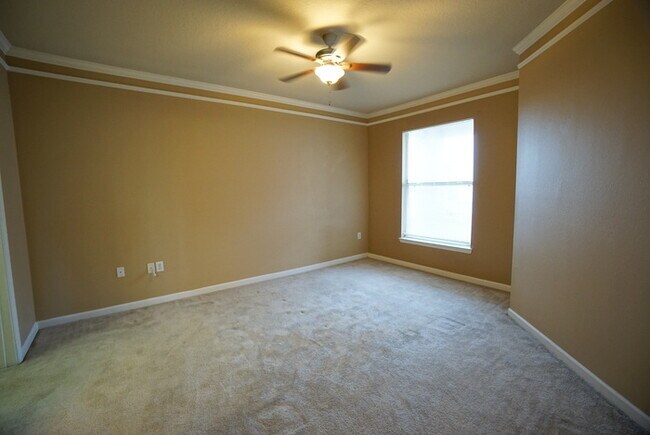 Building Photo - 2-Bed, 2-Bath, Condo with Garage in The Villas Condominiums