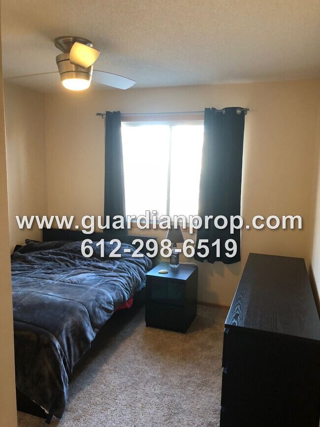 Building Photo - End Unit Townhouse Available December 1, O...