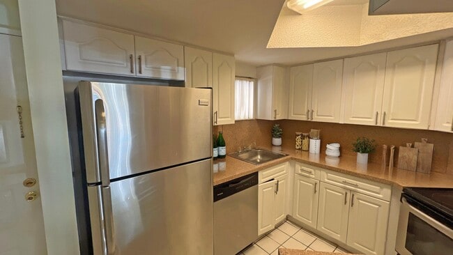 Building Photo - 8343 Lake Dr