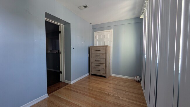 Building Photo - Spacious 3BR Apartment in Oak Park – 1,326...