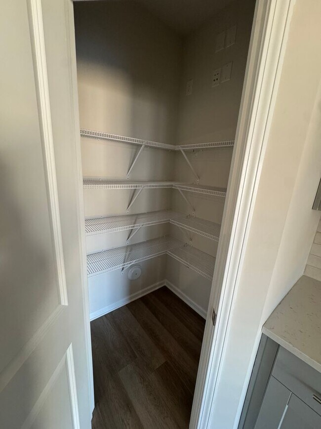 Building Photo - Beautiful 3BR 2.5 Townhouse w/ 2-Car Garage •  EV Plug • Quartz Island • End Unit in Charlotte