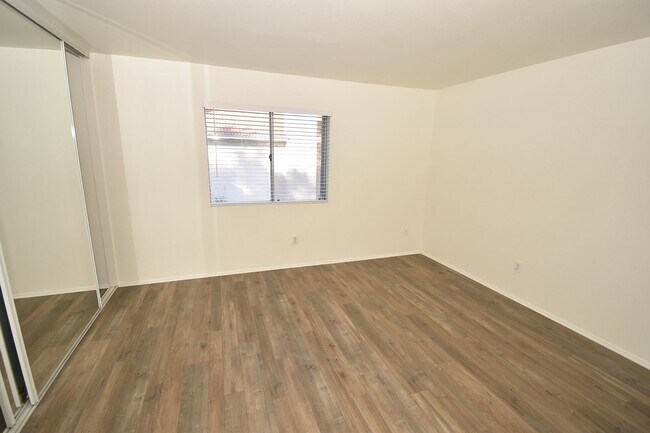 Building Photo - Gorgeous 2 Bedroom Condo