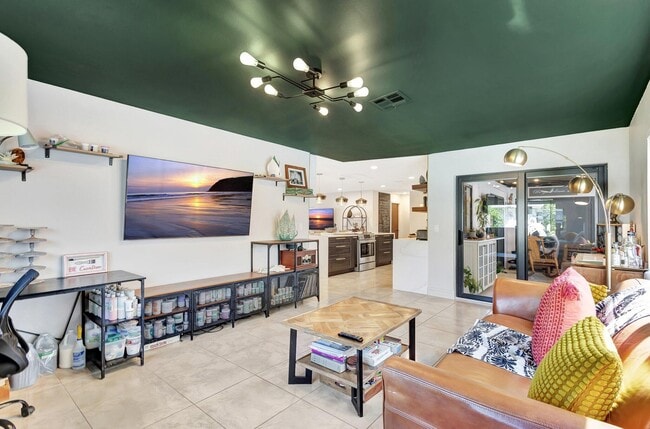 Building Photo - 932 Evergreen Dr