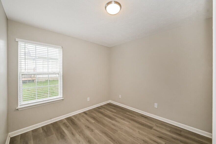 Building Photo - 416 Lake Forest Dr