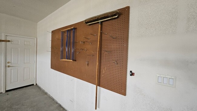 Building Photo - Parkway Village Beauty - 3 Bed + 3 Bth!