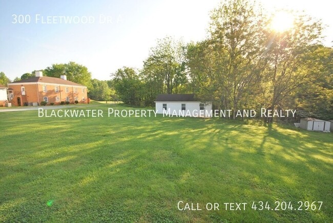 Building Photo - 300 Fleetwood Dr