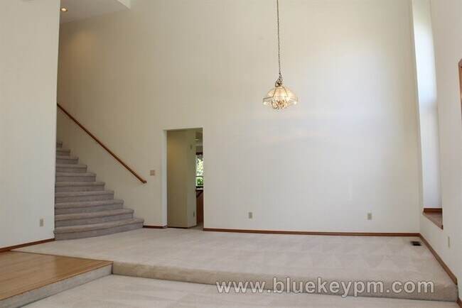 Building Photo - 4 Bed, 3 Bath Home w/ 1 Bed and 1 Full Bath on Main Near Bethany/Rock Creek