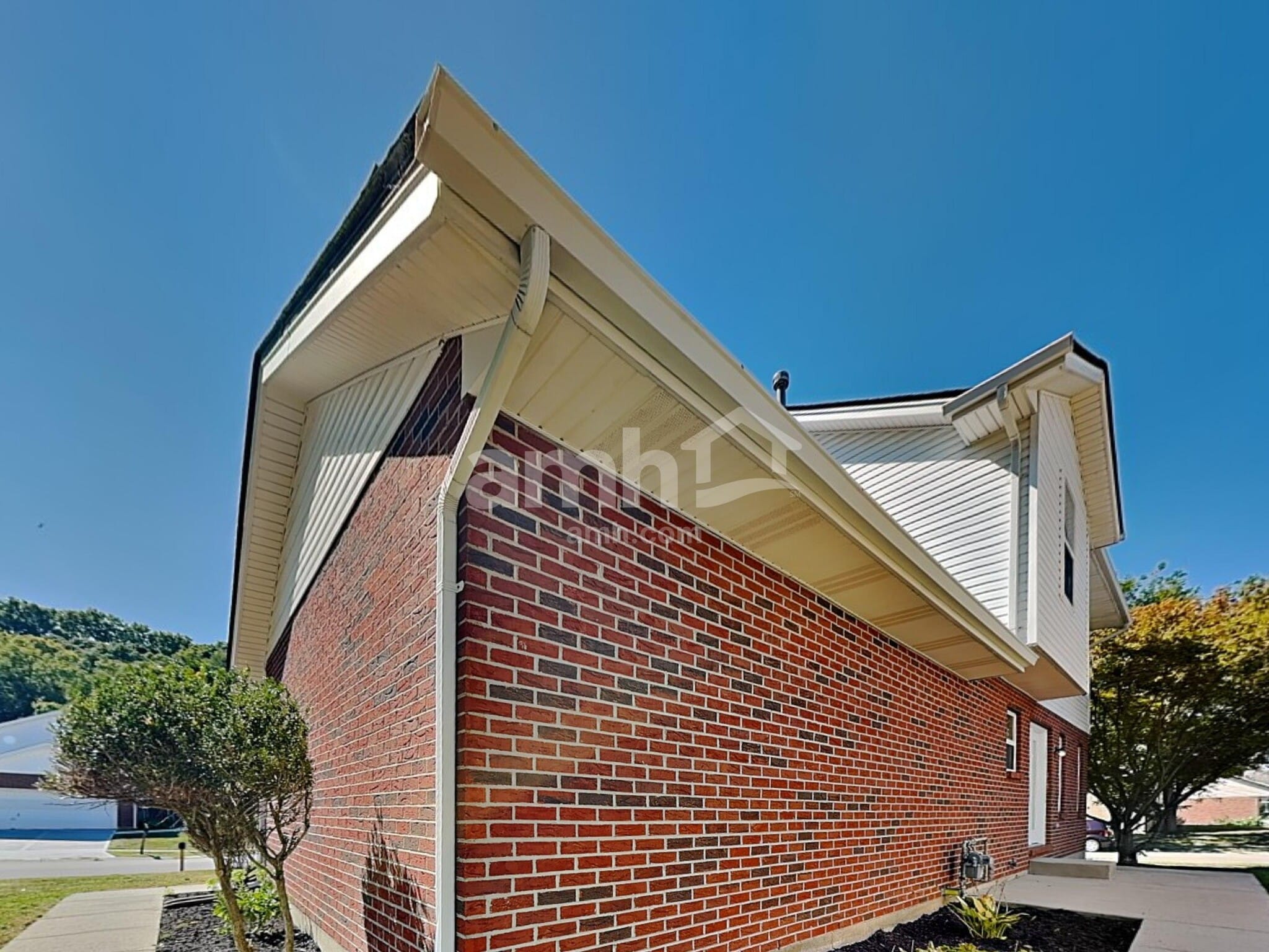 Building Photo - 3270 Village Dr