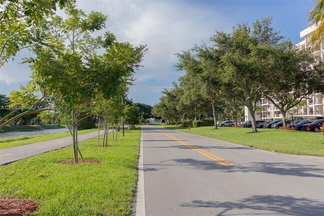 Building Photo - 3250 N Palm Aire Dr