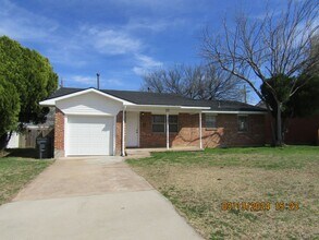 Building Photo - Freshly Painted/New Flooring Home!! Pets N...