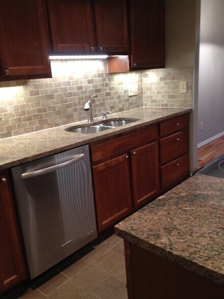 Building Photo - 991 Manor Ln