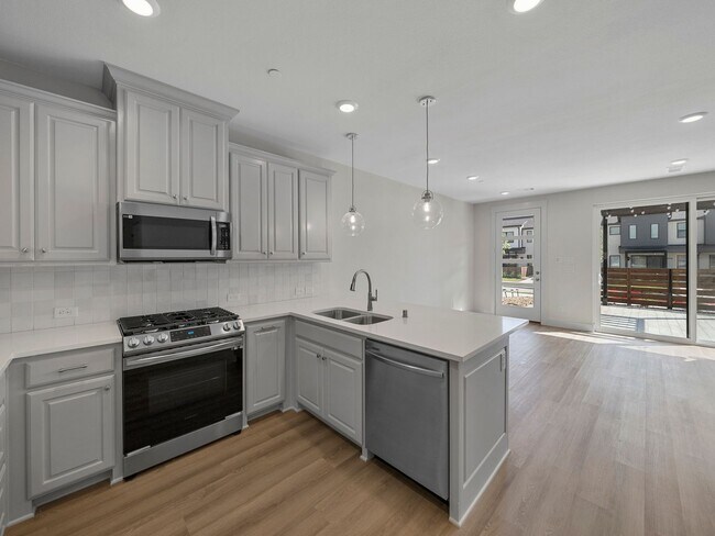 Building Photo - 917 Emerling Dr