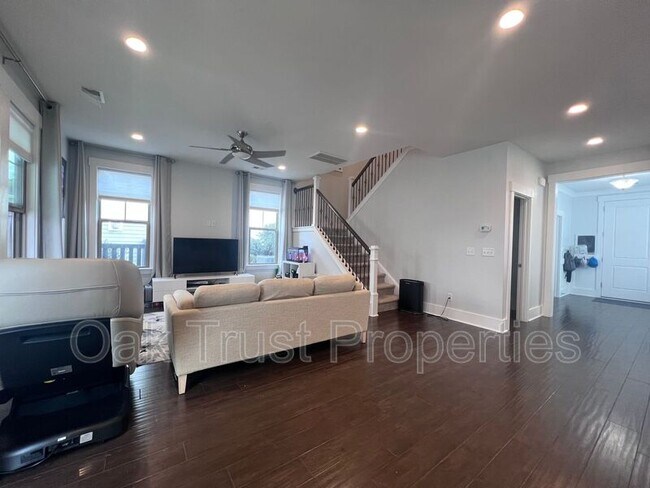 Building Photo - 244 Great Lawn Dr