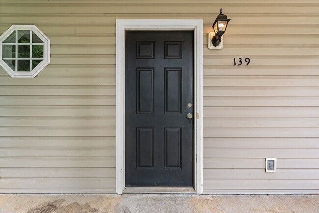 Building Photo - 4 Bedroom Home in Lynchburg