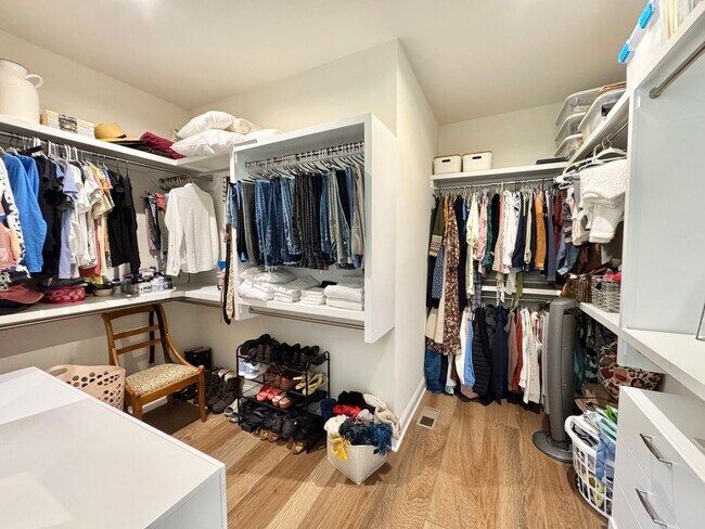 Building Photo - 4 Bedroom Home with Office in Walking Distance to Schools