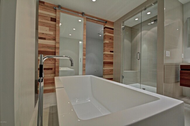 Building Photo - Stylish 2 Bed | 2 Bath Condo in Prime Scot...
