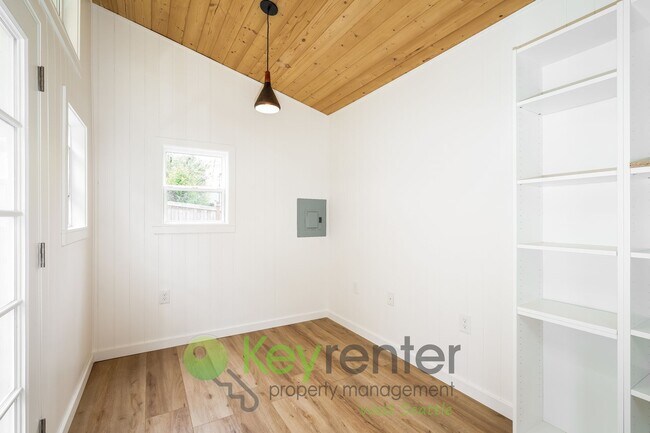 Building Photo - Inviting 3bed Seattle Home with Garage, Yard, and Parking!