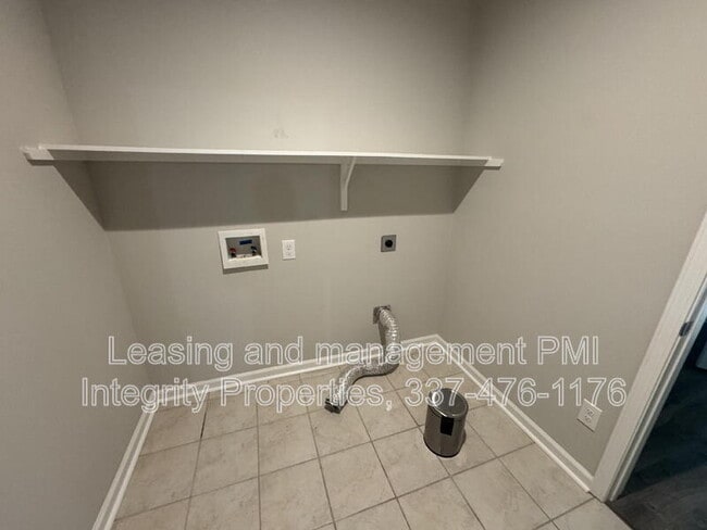 Building Photo - 204 Verger Dr