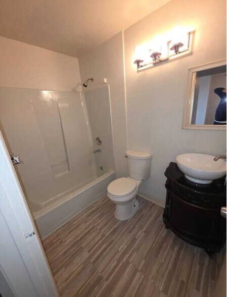 Bathroom - 2901 MacArthur Blvd