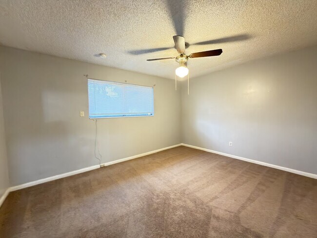 Building Photo - 1307 Baytree Dr