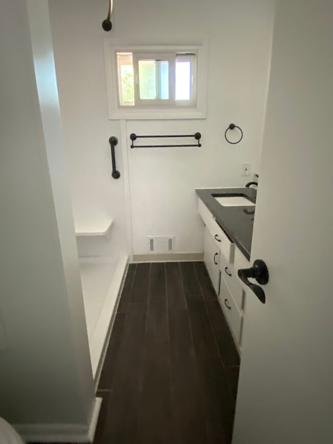 Full bathroom - 1018 N Kevin Rd