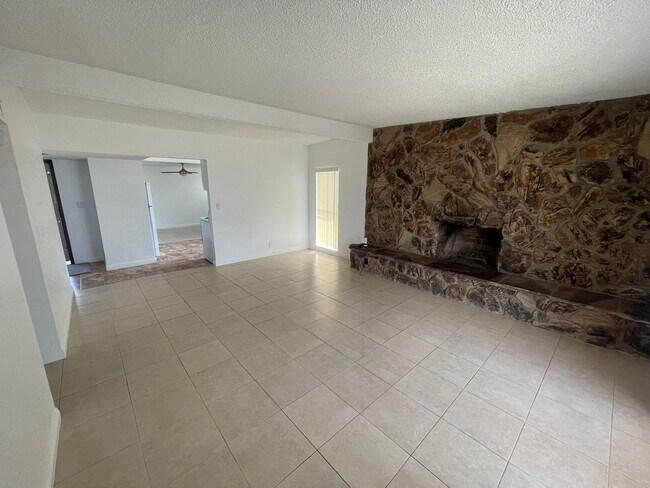 Building Photo - Classic 3Bed/2Bath single story home located near Boulder Highway