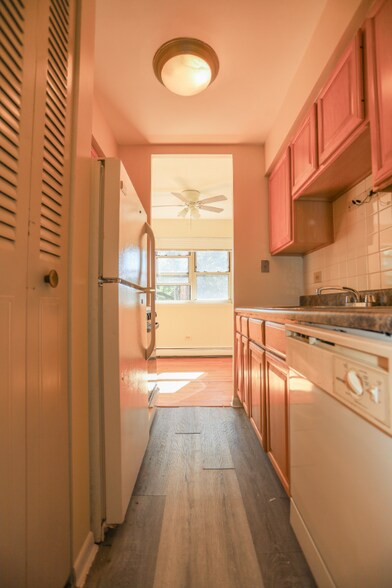 Building Photo - 541 W Briar Pl