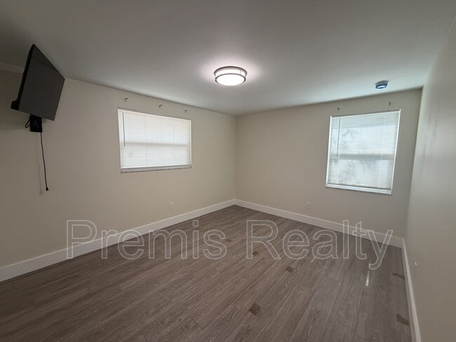 Building Photo - 2028 N Betty Ln