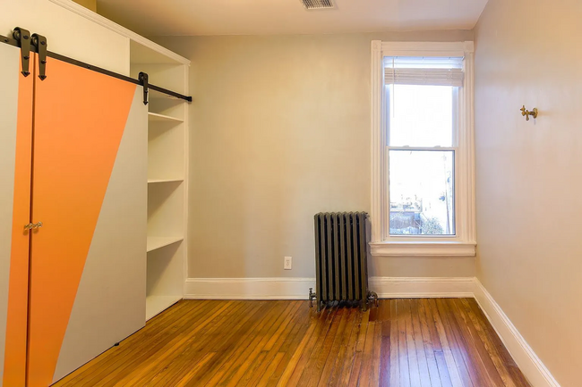 Building Photo - Fully Renovated 3 BR/1.5 BA Apartment in C...