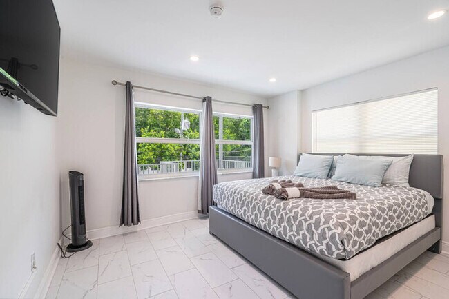 Building Photo - Beachfront Bloo's -2 Units-Ocean View Balc...