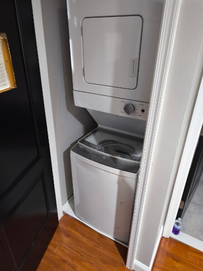 Building Photo - 1932 Bank St