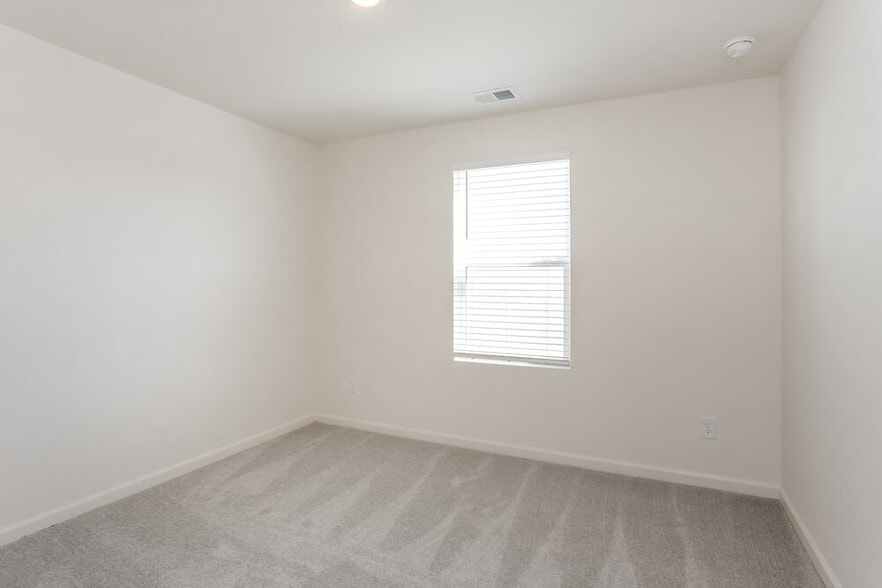 Building Photo - 7651 Saffron Ave