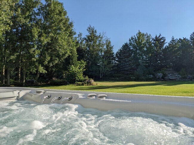 Building Photo - Spacious and Private 5-Bedroom Home for Re...