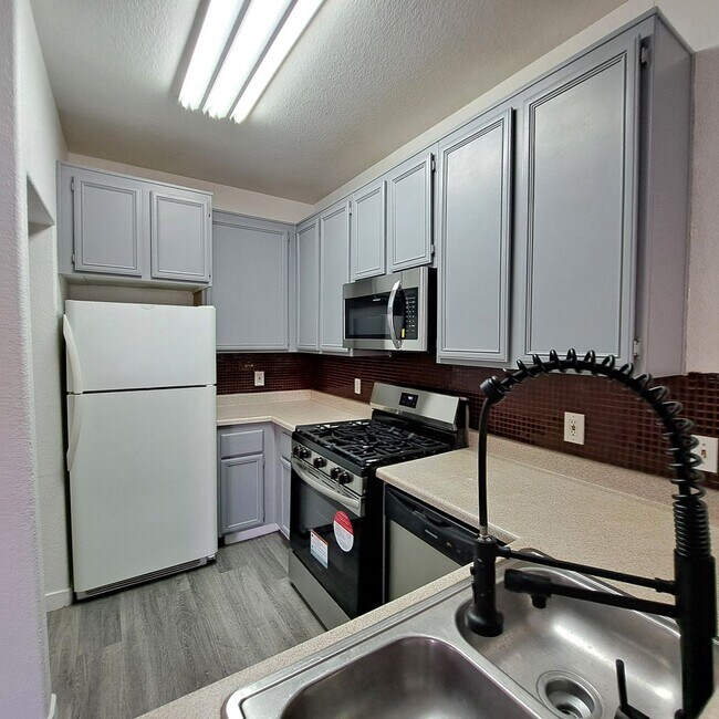 Building Photo - Manzanita Condominium:  Three Bedroom Avai...