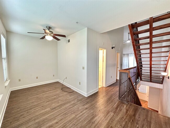 Building Photo - 1602 Elgin St