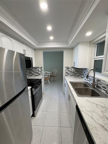 Building Photo - 1069 Hillsboro Mile