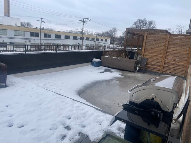 Building Photo - 6400 N Northwest Hwy