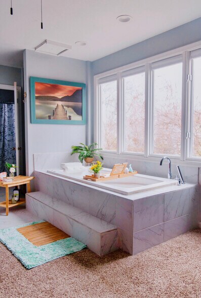 Jetted Tub - 332 N Delaware Ave