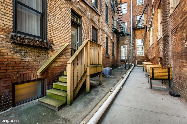 Building Photo - 18 E Madison St