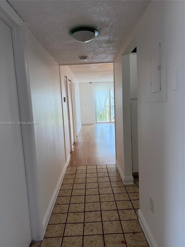 Building Photo - 1150 Collins Ave