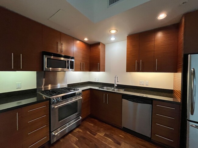 Building Photo - Modern Condo in NW District, Portland! On ...