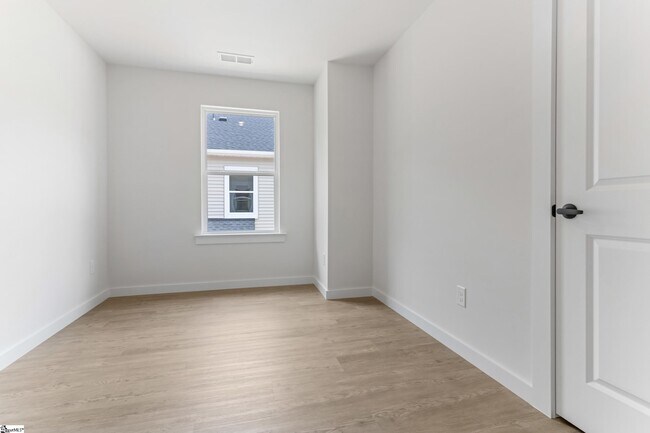 Building Photo - 239 Vanderbilt Rd