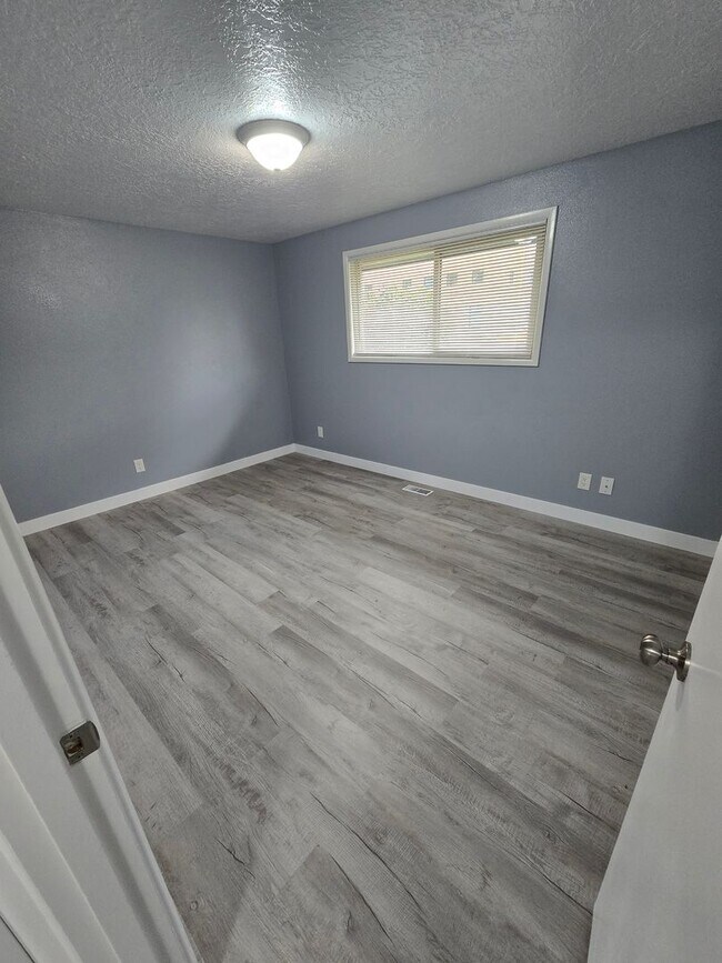 Building Photo - All like NEW Inside ! Great walk & bike scores - Large fenced backyard !