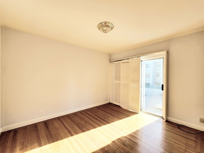 Building Photo - Sunny two bedroom apartment